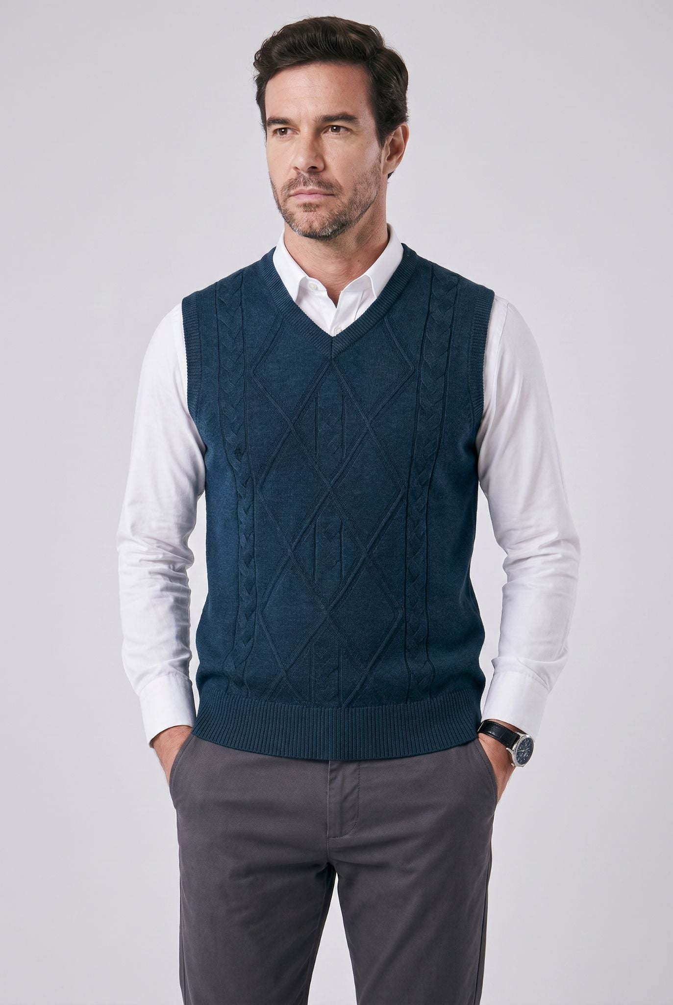 Colete Masculino com Gola V e Acabamento Bordado