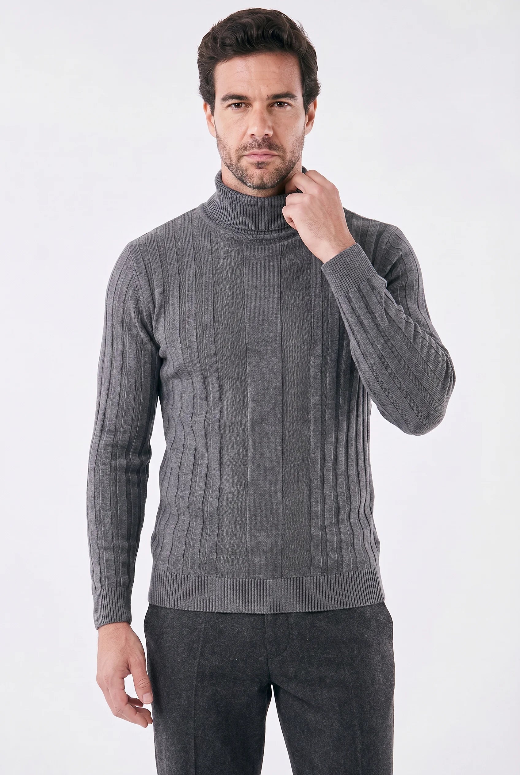 Suéter Masculino de Gola Alta com Caimento Estruturado