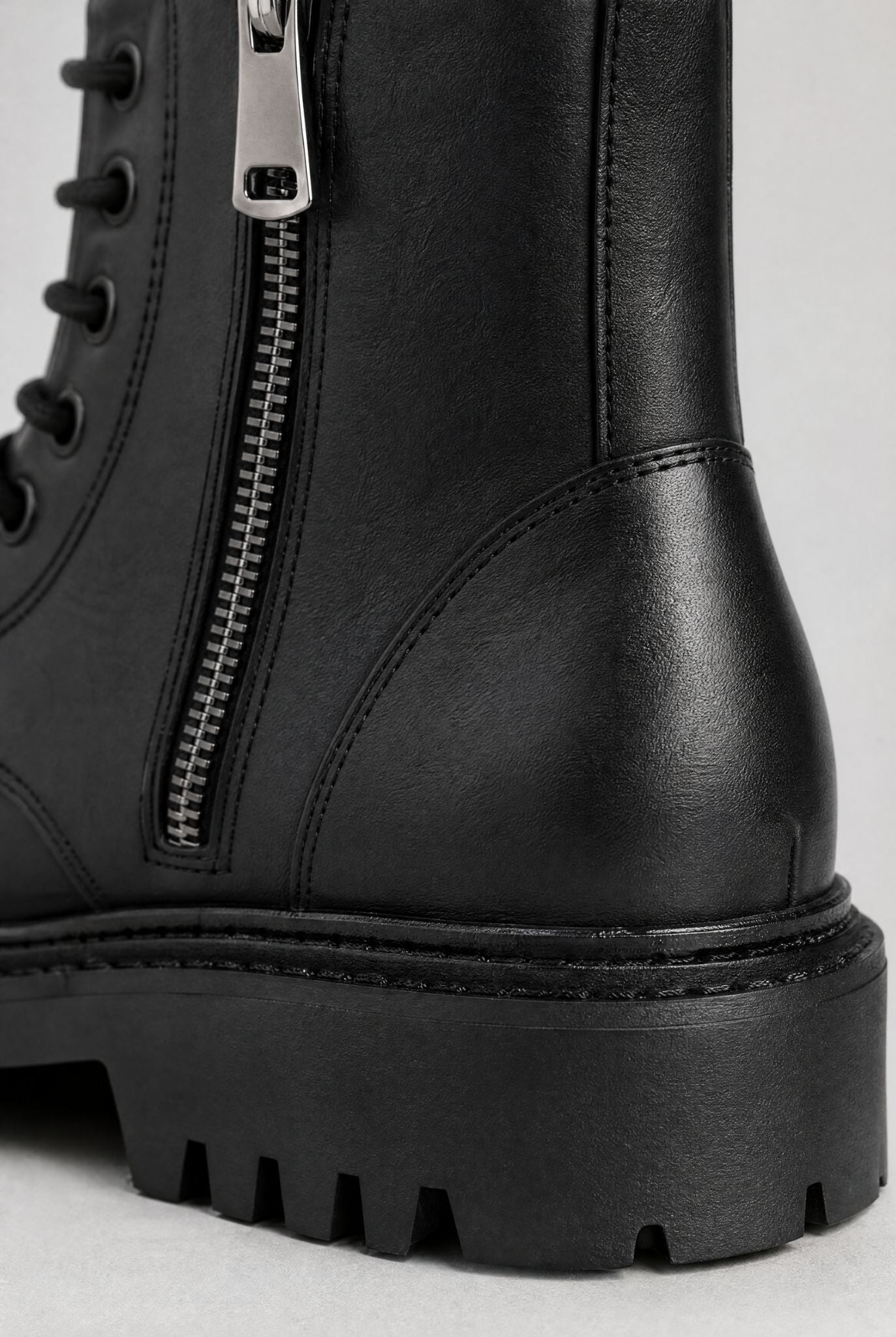 Bota Masculina Tratorada British em Couro com Solado Robusto