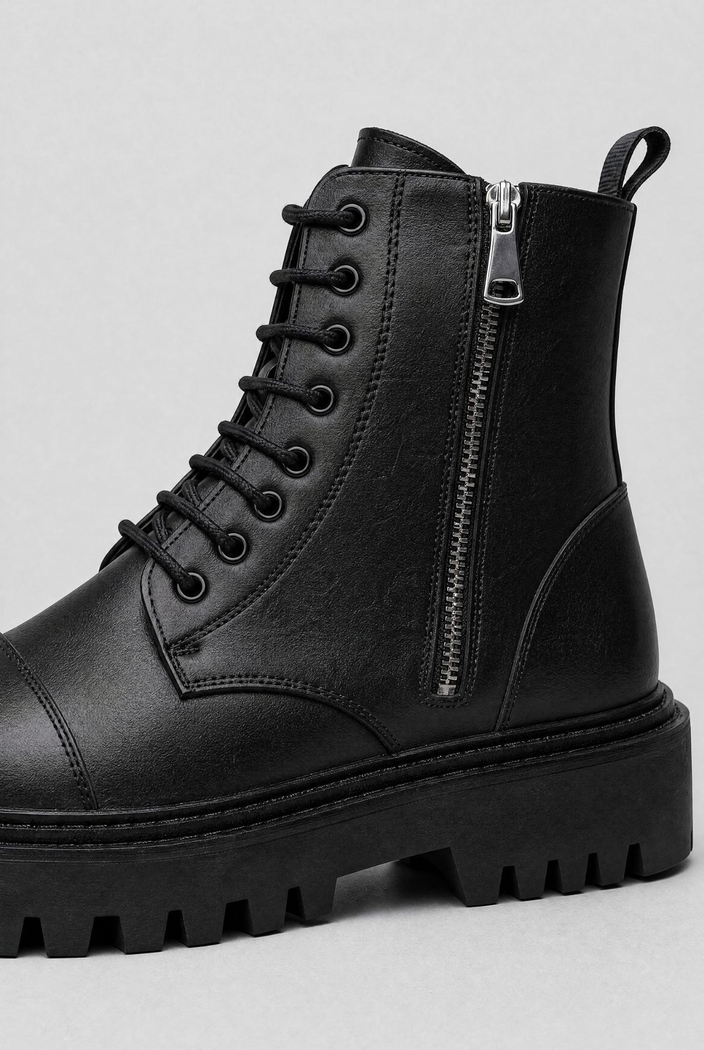 Bota Masculina Tratorada British em Couro com Solado Robusto