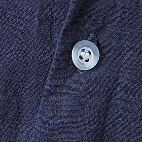 Camisa de Linho Fiorinni Portofino azul marinho detalhe do botão