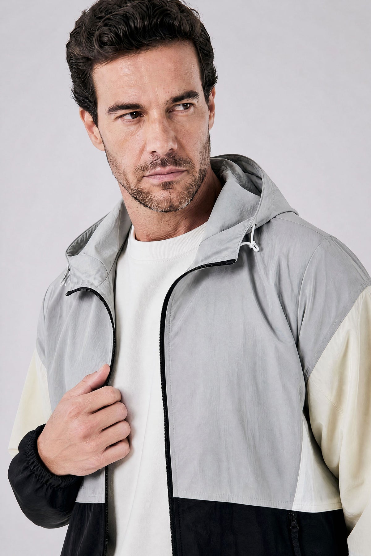 Jaqueta Corta Vento Masculina com Capuz