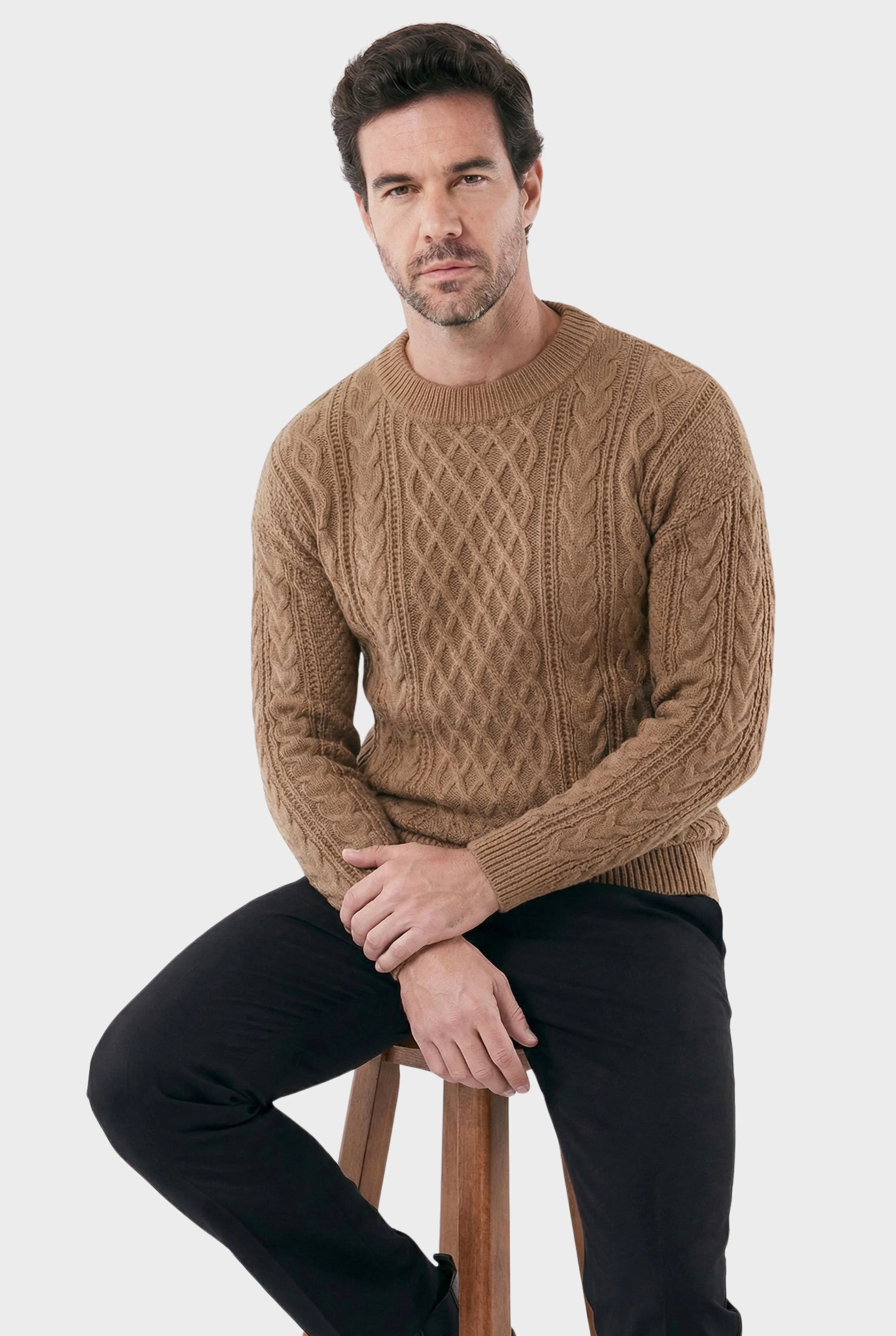 Suéter Masculino Casual Elegante com Bordado Duplo Noir sentado