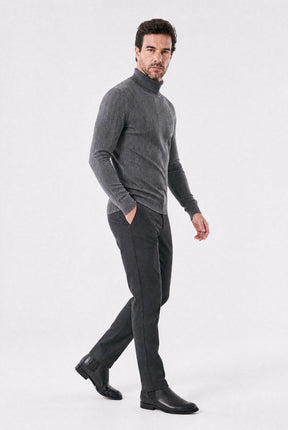 Suéter Masculino de Gola Alta com Caimento Estruturado
