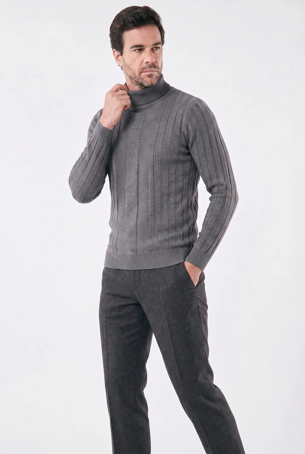 Suéter Masculino de Gola Alta com Caimento Estruturado