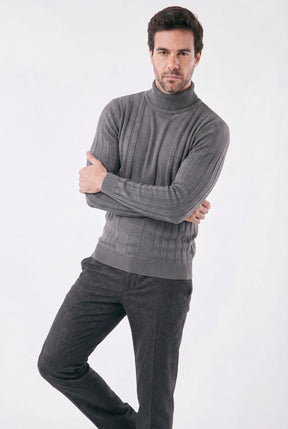 Suéter Masculino de Gola Alta com Caimento Estruturado