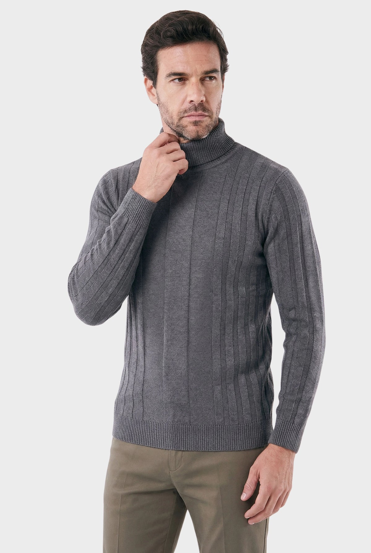 Suéter Masculino de Gola Alta em Algodão e Lã