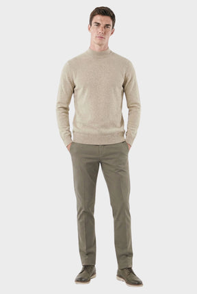 Sueter Masculino Atemporal de Gola Alta com Caimento Refinado corpo inteiro