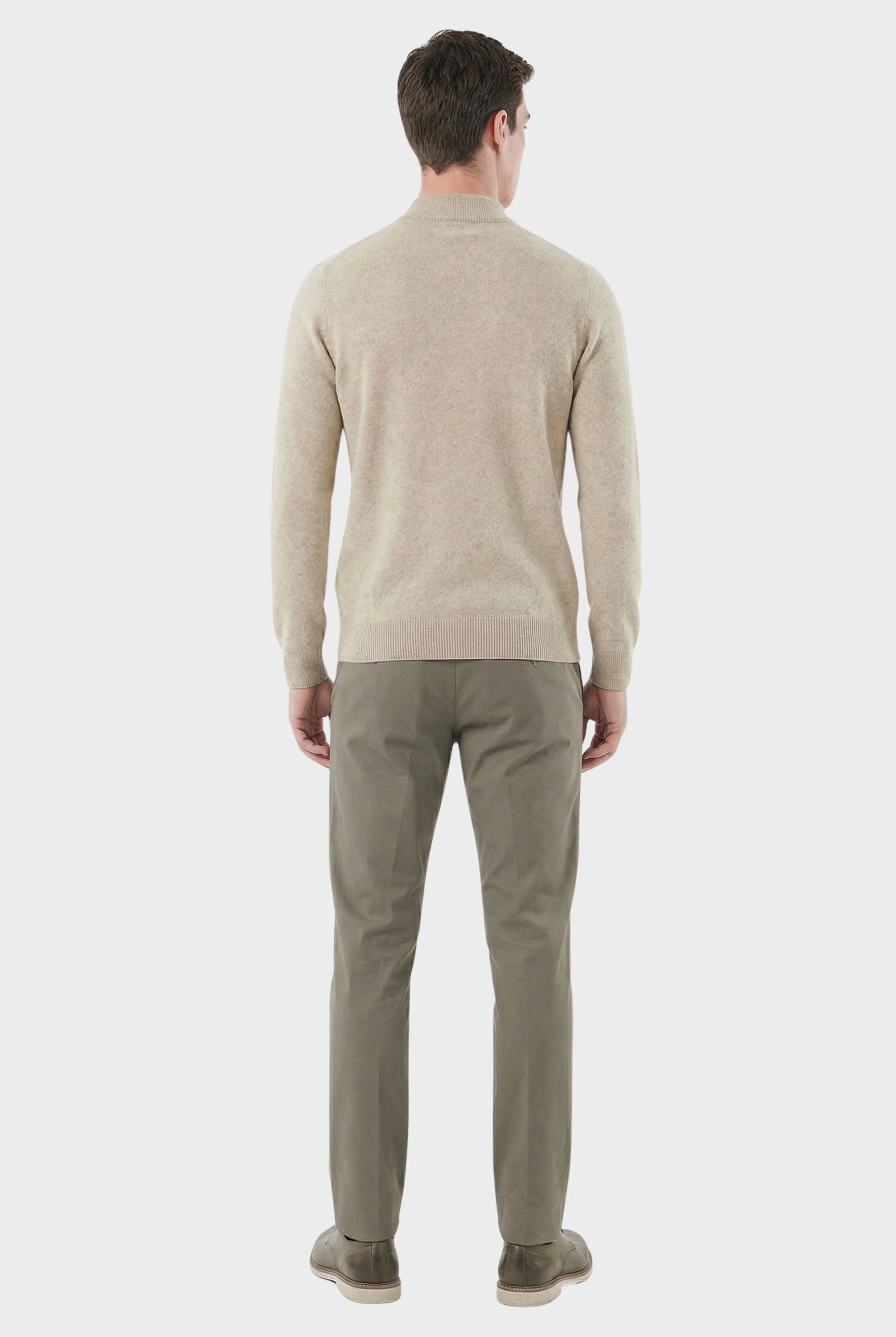 Sueter Masculino Atemporal de Gola Alta com Caimento Refinado de costas 